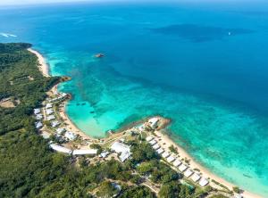 Five Islands VillageHawksbill Resort Antigua - All Inclusive的享有海滩和海洋的空中景致