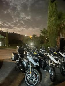隆达Hotel La Hoya del Tajo的停在停车场的一排摩托车
