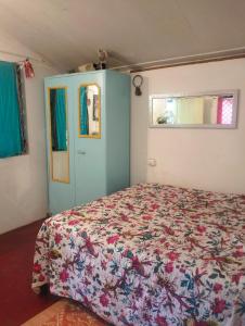 卡纳科纳Anika homes的一间卧室配有一张床和一个蓝色的门