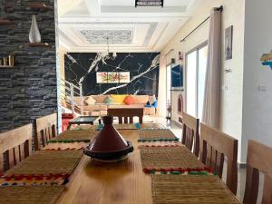 索维拉Bidani Villa的配有桌椅和沙发的房间