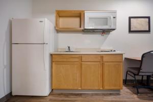 列克星敦WoodSpring Suites Lexington Southeast的厨房配有白色冰箱和水槽
