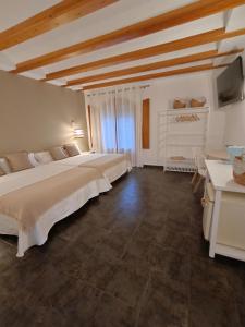 菲内斯特拉特Villa Morena的一间大卧室,配有两张床和电视