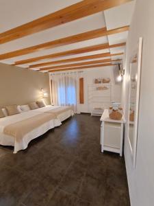 菲内斯特拉特Villa Morena的一间大卧室,配有一张大床和一张桌子