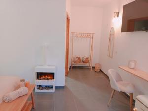 菲内斯特拉特Villa Morena的客厅设有壁炉、桌子和椅子