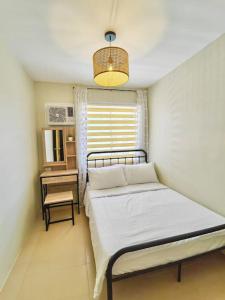 杜马格特Ezzel’s Place at Marina Spatial Dumaguete City的一间小卧室,配有两张床和窗户
