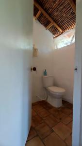 巴里查拉Cabañas Coloniales con Entorno Natural en Barichara的客房内的卫生间