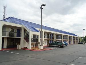 孟菲斯Motel 6-Memphis, TN - East的一座大型建筑,前面设有停车场