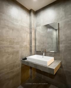 金塔马尼caldera hotel的浴室设有白色水槽和镜子