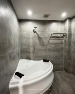 金塔马尼caldera hotel的浴室配有白色水槽和淋浴。