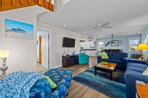 奇蒂豪克R Beach House的客厅配有蓝色的沙发和桌子