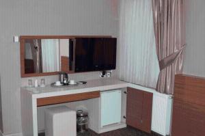 安卡拉塔科酒店的客房设有带水槽的书桌和窗户。