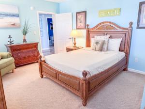 威尔伍德克拉斯特水族海滩酒店 的一间卧室配有一张床、梳妆台和椅子