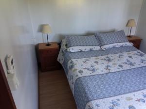 科洛尼亚-德尔萨克拉门托Nuestro sueño 2的一间小卧室,配有床和2个床头柜