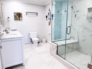 威尔伍德克拉斯特水族海滩酒店 的一间带玻璃淋浴和卫生间的浴室