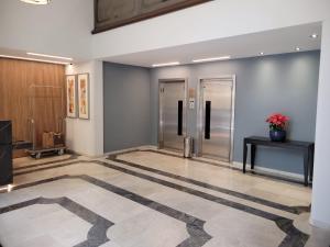 圣保罗Flat Manhattan Residence Service的办公室大堂设有走廊,设有电梯