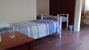 墨西哥城Suites Cuija Coyoacan的一间卧室配有一张床、两把椅子和一张桌子