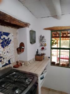 麦马拉casaglo的厨房配有炉灶和窗户。