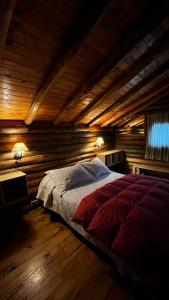 且乌塔西扎山林小屋的木墙客房内的一张大床