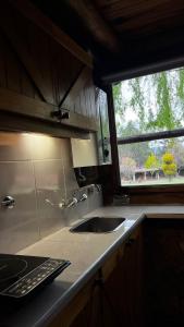 且乌塔西扎山林小屋的厨房设有水槽和窗户。