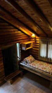 且乌塔西扎山林小屋的小木屋内的卧室配有1张床和电视