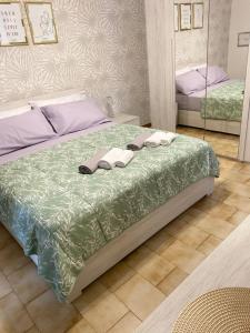 圣塔马利奈拉Seashell Guest House的一间卧室配有带毛巾的床