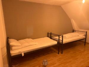 汉堡保利旅舍的墙上的房间里设有两张双层床