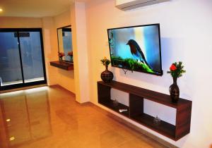 圣达菲House and Suite Premium的客厅设有壁挂式平面电视。