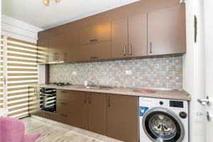 克拉约瓦Studio modern的厨房配有洗衣机和洗衣机。
