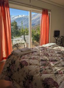 蒙泰蒙阿科拉奇塔代拉迪蒙蒂锡比利尼旅馆的一间卧室设有一张床和一个大窗户