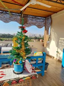 卢克索House of Dreams apartments Luxor的房间里的桌子上有一棵圣诞树