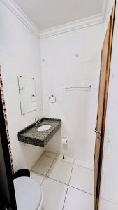 伊瓜苏GB Hotéis Foz的白色的浴室设有水槽和卫生间。