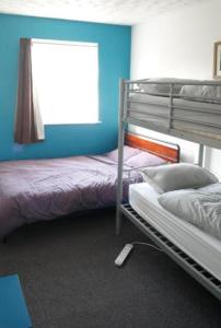 纽基Blue Room Hostel Newquay的一间卧室设有两张双层床和一扇窗户。