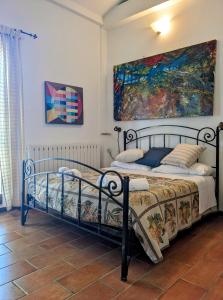 蒙泰蒙阿科拉奇塔代拉迪蒙蒂锡比利尼旅馆的一间卧室设有两张床,墙上挂着一幅画