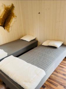 拉霍尔姆Stuga - Ulvereds Hjorthägn的一间设有两张床铺的客房,位于一个墙上