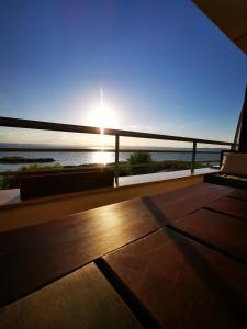 希欧福克Panoráma Gold Wellness Apartman的阳台享有海景。
