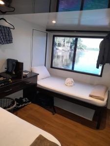马瑙斯Amazon Extreme River Fish的小房间,船上有窗户