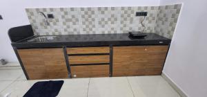 Vasco Da Gama508 SD Zanita Heights的带水槽的厨房台面和电话