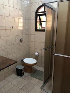 乌巴图巴Casa grande com churrasqueira - Centro Ubatuba的一间带卫生间和窗户的小浴室