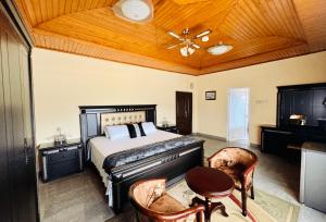 库马西Silent night的一间卧室设有一张木天花板床。