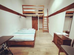 SławnoAgroturystyka "Dobre czasy"的一间卧室,卧室内设有床和楼梯