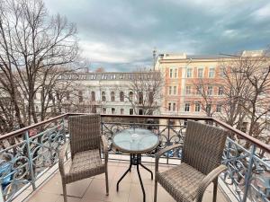 敖德萨Continental Hotel的阳台配有桌子和两把椅子