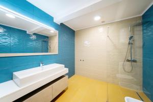 布德瓦Budva Gate Penthouse的浴室配有白色水槽和淋浴。