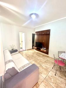 皮拉西卡巴Apartamento mobiliado Piracicaba的一间卧室配有一张床、一张桌子和一台电视