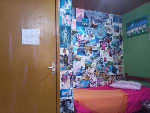 弗洛里亚诺波利斯Casa Hostel Mosaicos DyA的一间卧室,墙上挂着图片
