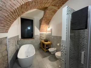纳托Agriturismo Al Mancino的浴室设有2个卫生间、水槽和淋浴。