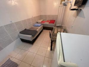 巴西利亚Hospedaria Cmc unidade 12的一间设有两张床和一张桌子的房间