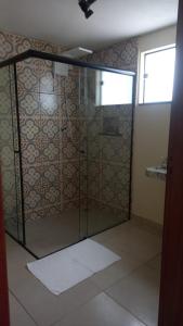 索科罗Pousada Sons do Silêncio的浴室里设有玻璃门淋浴