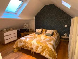 Chennevières-sur-MarneSara Home的一间卧室配有一张带绿色墙壁的床