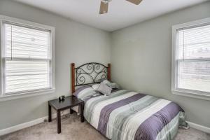 德卢斯Welcoming Duluth Home about 2 Mi to Brighton Beach!的一间卧室设有一张床和两个窗户。