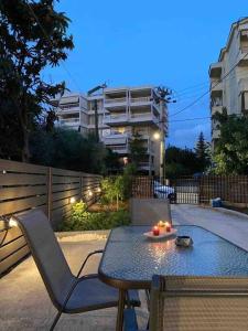 雅典D & A house 150m from Chalandri metro station的一张桌子和椅子,上面有蜡烛